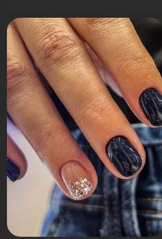 New Years Nails By Skin Tone Range, New Year Nails For Short Nails, New Year Eve Dip Nails, New Year's Nails Glitter, New Year Nails 2024 Short, New Years Gel Manicure, Dip Nail Ideas Nye, Nye Nails Gel Short, 2024 Color Of The Year Nails