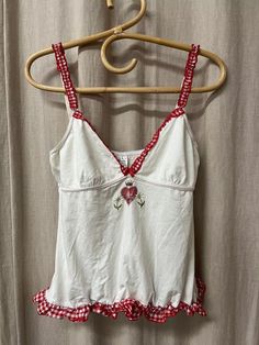 Linen Cami Top, Sew Ideas Clothes, Retro Summer Fashion, Vive Maria Top, Farmers Daughter Outfit, Hyper Feminine Outfits, 90s Tank Top, Red Lace Top, Southern Fashion