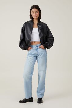 Sporty Straight Leg Jeans For Fall, Sporty Relaxed Fit Straight Leg Jeans, Sporty Denim Jeans For Fall, Sporty High Rise Jeans For Spring, Sporty Fall Denim Jeans, Sporty High-waisted Jeans For Spring, Dark Wash Jeans Outfit, Dark Washed Jeans Outfit, Wash Jeans Outfit