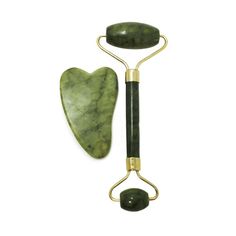 Rolo massageador com efeito lifting feito de pedra de quartzo 100% natural, ajuda aumentar a absor  o do produto di rio de cuidados com o rosto, potencializando o efeito, reduz as olheiras e rugas, aumenta a produ  o de col geno e melhora a circula  o sangu nea, deixando a pe... Micro Needle Roller, Dark Circles Under Eyes, Reduce Dark Circles, Face Wrinkles, Face Roller, Jade Roller, Roller Set, Facial Roller, Massage Roller