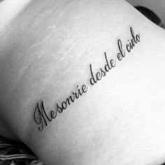 a tattoo that reads mementoe del dia on the back of a woman's thigh