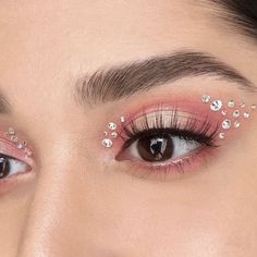 Outfit Euphoria Party, Makeup Strass Eye, Make Up Rhinestones, Strass Makeup Eyes, Carnaval Makeup Ideas, Euphoria Party Looks, Birthday Eye Makeup, Euphoria Party Makeup, Makeup Ideas Euphoria