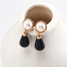 Simple form, exquisite craftsmanship. The natural luster of the pearl and the deep black of the agate create a vibrant black and white contrast, and with vintage gold accents, it's perfect for a sophisticated work outfit as well as a preppy style or casual look. Length: 28MM; Width: 10MM Pearl: 8MM ♥ WHY US With an extraordinary eye for aesthetic, our brand was born to help you express your style while keeping your roots with the personality. We're thrilled to present you with our unique jewelry Silver Pearl Earrings, Onyx Pendant, Simple Pearl, Agate Earrings, Onyx Earrings, Black Pendant, Earrings Pearl, Wedding Jewelry Earrings, 925 Silver Earrings