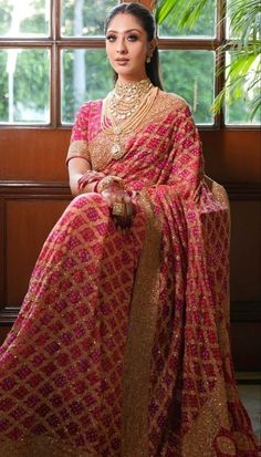 Indian Bride Outfits Saris, Banarsi Saree Bride, Bandhej Saree Blouse Designs Latest, Bandhej Blouse Designs Latest, Bandhej Saree Blouse Design, Banarsi Saree Wedding, Reception Saree Look For Bride, Bandhani Saree Look, Banarsi Saree Look