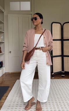 Wide Leg Jeans Outfit, Linen Pants Outfit, Elegante Casual, Looks Street Style, Pink Cardigan, Casual Chic Outfit, Life Tips