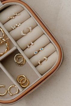 Jewelry Box Aesthetic, Jewellery Photography Inspiration, Creative Jewelry Photography, Inexpensive Jewelry, Jewelry Photography Styling, Jewelry Photoshoot, Authentic Jewelry, Jewelry Fashion Trends, Jewelry Lookbook