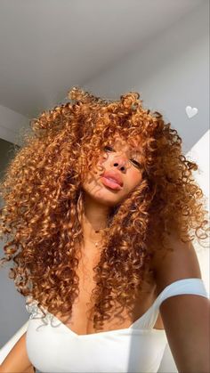 Ginger Curly Hair With Bangs, Mixed Red Head, Golden Brown Hair Honey Curly Hair, Red Blonde Curly Hair, Copper Hair With Blonde Highlights Curly, Y2k Hair Dye Ideas Curly Hair, Strawberry Blonde Hair Tan Skin, Cooper Hair Color Curly, Light Auburn Curly Hair