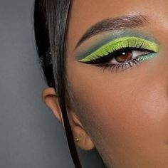 Posin Ivy Make Up, Tiana Princess And The Frog Makeup, Shrek Makeup Ideas, Princess Tiana Makeup Look, Lilo Makeup, Princess And The Frog Makeup, Princess Tiana Makeup, Light Green Makeup Looks, Light Green Eye Makeup