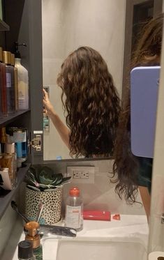 Pelo Ondulado Natural, Wavy Hair Routine, 2c Hair, Brown Wavy Hair, Fun Buns, Gorgeous Hairstyles, Hairstyle Inspo, Hair Things