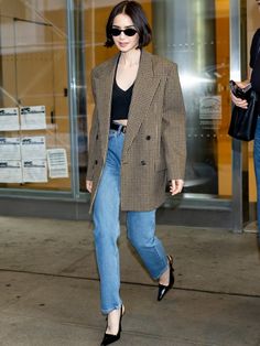 Lily Collins Bravely Brings Back The High Fashion Cargo Short Lily Collins Casual, Lily Collins Short Hair, Oversized Tailoring, Romper Designs, Parisian Chic Style, Quoi Porter