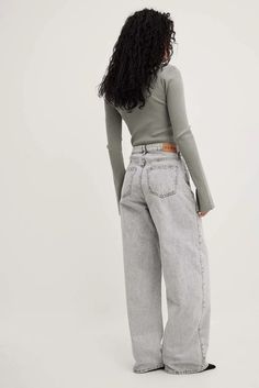 Mid Waist Loose Long Jeans Grey | NA-KD Light Grey Jeans Outfit, Grey Jeans Outfit, Jeans Outfit Women, Outfit Jeans, Long Jeans, Future Fashion, Grey Jeans, Relaxed Fit Jeans, Jean Grey