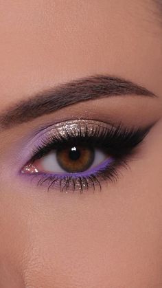 Purple Gold Eye Makeup, Smokey Purple Eye Makeup, Purple Gold Makeup, Lavender Eyeshadow Looks, Purple And Gold Makeup, Purple Prom Makeup, Purple Makeup Ideas, Violet Makeup