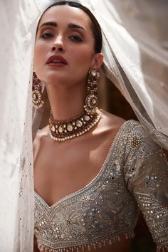 Modern Bridal Makeup Looks, Jewelry For Lehenga, Tyaani Jewellery, Lehenga Outfits, Grey Lehenga, Net Veil, Beach Wedding Makeup, Jadau Jewellery, Mirror Work Lehenga