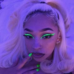 Nail Design Glitter, Make Up Designs, Party Make-up, Neon Cat, Neon Makeup, Make Up Inspiration, Rave Makeup, Eyeliner Styles, Makeup Eye Looks