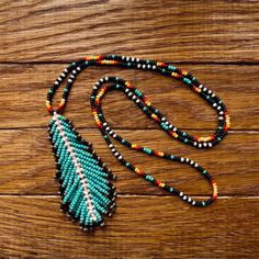 26 Feather Pendant Seed Bead Indigenous Necklace Native - Etsy Feather Pendant Necklace, Medallion Necklace, Hippie Necklace, Feather Pendant, Boho Hippie, Feather Necklaces, Hair Beads, Seed Bead Necklace, Estilo Boho