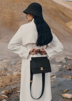 The “Numéro Sept” is a structured bag that combines leather and meticulous jewelry work with the Polène-engraved snap hooks and signature clasp. Polene Numero Sept, Bag Campaign, Polene Bag, Structured Bag, Gold Work, Beautiful Lines, Black Textures, Day Bag, High Quality Leather