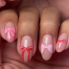 More bows for this season 🎀✨ So fuuun!!! @kokoistusa @nailthoughts clear builder / baby cakes base @mpa_onlinestore color palette for the bows @ateliersalonsupply red and white gel polish for the bows @luxury.nailshop akzentz shine on top coat #manicure #manicuracombinada #caguasuñas #uñalargas #nailsdesign #nailsnailsnails #nailsofinstagram #nailsinspiration #nailsinspo #nailitdaily #manicura #nails #gelnails #caguas #puertorico🇵🇷 #nails💅 #nailsart #gelpolish #gelpolishnails #gelnailsdes... Gift Wrap Nail Design, Pink And Red Bow Nails, Bow Nails Tutorial, How To Draw Bow On Nails, Bow Nails Almond, Pink Bow Christmas Nails, Green Bow Nails, Simple Bow Nails