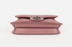 CHANEL - (Made in Italy) Sac en cuir d'agneau matelassé couleur vieux rose. Collection 2015-2016. Numéro de série et carte d'ité présents. Condition : Très bon état Dimensions : Hauteur : 12 cm - Largeur : 19 cm - Profondeur : 7 cm - Anse : 113 cm Classic Pink Flap Bag With Removable Pouch, Classic Pink Bag With Interior Card Slots, Chanel 2015, Lady Dior Handbag, Pink Chanel, Dior Handbags, Christian Lacroix, Head Accessories, Paco Rabanne