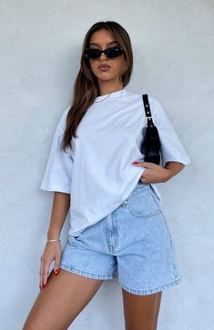 White And Black Tshirt Outfit Women, White T Shirt Summer Outfit, Oversized T Shirt Outfit Summer, White Cotton Shorts Outfit, Tshirt And Shorts Outfit Women, Baggy Summer Outfits Shorts, Shorts And Baggy Shirt Outfit, Oversized White T Shirt Outfit, White Outfit For School