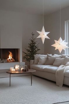 Christmas Interior Aesthetic, White Christmas Decorations Tree, White Natural Christmas Decor, Xmas Decorations Ideas Living Room, Minimalist Christmas Aesthetic, Minimal Christmas Decor Ideas, Christmas Tree Modern Minimalist, Christmas Aesthetic Minimalist, White Xmas Decorations