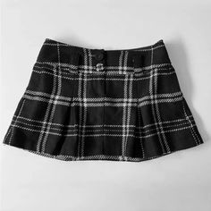 American Eagle Y2k Low Rise Plaid Pleated Mini Skirt. Black And Cream. Buttons And Pockets On Front. Belt Loops. Beautiful Blue Lining With White Lace Accents. Size 18 All Items Not Marked As New, Nwt Or Nwot Are In Gently Used Condition And May Have Flaws. Please Ask Any Additional Questions Or For Additional Photos Prior To Purchasing. Please Check Fit Based On Measurements Provided Below. Please Ask For More Measurements If Needed. Waist (Flat Lay): 19.5” Length: 15” From Dog Friendly Home Op Black Y2k Pleated Mini Skirt, Y2k Style Black Pleated Mini Skirt, Black Y2k Style Pleated Mini Skirt, Black Pleated Skort Y2k Style, Black Y2k Pleated Skort, Y2k Black Pleated Mini Skirt, Black Pleated Y2k Skort, Black Y2k Style Pleated Skort, Y2k Mini Skort For Fall