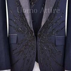 Descrizione
 Ecco i dettagli di design del prodotto dell'abito da smoking in 3 pezzi impreziosito blu navy su misura.
 Disegno della giacca 


 TESSUTO :

 Tessuto 100% lana



 STILE DI MONTAGGIO:

 Slim FitI (su misura)


 STILE RISVOLTO:

 Risvolto sciallato in raso



 TASCA SUL PETTO :

 Fazzoletto da taschino a filetto



 TASCA INFERIORE :
 Doppie tasche con patta


 N. DI PULSANTI :

 Pulsante singolo



 BOTTONI SULLA MANICA :

 Quattro pulsanti



 ASOLE FUNZIONALI SULLE MANICHE :

 N Pocket Shirt Design, Tuxedo Suit For Men, Navy Blue Groom, Shawl Collar Tuxedo, Waistcoat Designs, Formal Attire For Men, Double Breasted Waistcoat, Groom Tuxedo, Blue Tuxedos