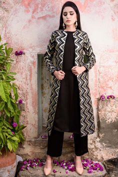 Jacket Style Kurti, Palazzo Design, Kurti With Jacket, Long Shrug, Kurta Pants, Black Kurta, Mode Kimono, Indian Salwar Kameez, Salwar Kamiz