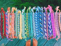 Friendship Bracelet Palette, Thread Bracelets Patterns, Vsco Bracelets, Cute Friendship Bracelets, Yarn Bracelets, Cute Friendship, Embroidery Bracelets, Friendship Bracelets Designs, String Bracelets