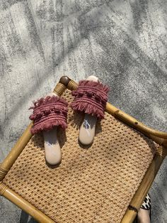 Light and comfy macrame slides 🌸 Upper: cotton yarn with leather linen to prevent stretching Insole: leather with special soft layer inside 💞 Casual Woven Slides For Summer, Casual Flat Heel Sandals With Tassels, Casual Woven Flat Mules, Casual Flat Woven Mules, Casual Flat Sandals With Tassels, Casual Woven Slides For Beach, Casual Woven Mules For Beach, Casual Woven Mules For The Beach, Casual Summer Woven Mules