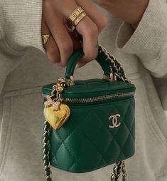 Hermes Aesthetic, Old Money Outfit Ideas, European Spring, Chanel Mini Bag, Outfits Europe, Jewellery Summer, Chanel Aesthetic, European Outfit, Bag Obsession