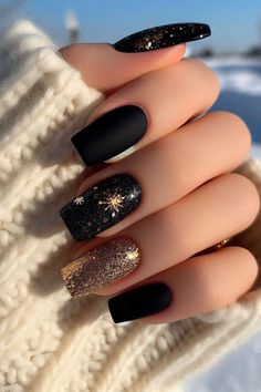 Black And Gold Christmas Nail Designs, Black Gold Glitter Nails, Short Black Nails Designs Simple, Black Winter Nails Short, Black Nails For Christmas, Christmas Nail Black, Winter Acrylic Nails Ideas, Black And Gold Nails Design Classy, Black Christmas Nails Short