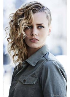 Le side-hair tressé pour mettre en valeur ses longueurs. Brunette Red, Medium Blonde Hair, Rock Hairstyles, Blonde Wavy Hair, Side Hair, Girl Hairstyle, Beautiful Braids, Short Wedding Hair, Blonde Brunette