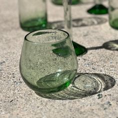 there are many green glasses on the table