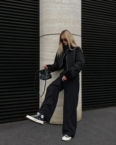 Converse Autumn Outfit, La Street Style 2023, Black Street Outfit, Converse Winter Outfit, Converse Outfits Women, Converse Black Outfit, Black Converse Outfit, Outfit With Converse, 00s Mode