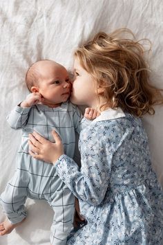 Baby And Sister Photoshoot, Newborn With Sister, Sibling Prompts, Baby Sister Photography, Sister And Brother Pictures, Big Sister Pictures, Siblings Poses, Baby Siblings, Siblings Photography