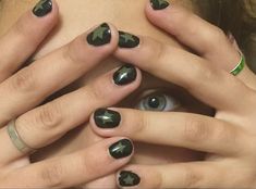 Green Black Nails Aesthetic, Black Green Acrylic Nails, Short Nail Grunge, Grunge Short Nails Ideas, Black Green Nails Ideas, Black Nails Grunge Aesthetic, Black Nail Stars, Green Star Nails Acrylic, Green And Black Star Nails