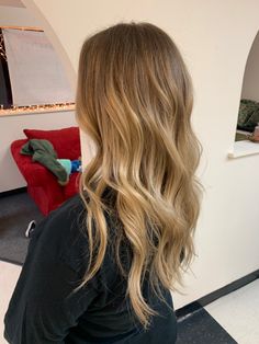 Honey Golden Highlights On Brown Hair, Blonde Burnett Balayage, Sun Kissed Dirty Blonde Hair, Dark Golden Blonde Balayage, Warm Honey Blonde Hair Dark Roots, Honey Blonde Baylage Hair, Died Blonde Hair, Honey Blonde Lowlights, Lived In Golden Blonde