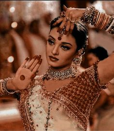 Aishwarya Rai In Indian Wear, Pohela Boishakh Saree, Aishwarya Saree, Bollywood Vintage, Pohela Boishakh, Vintage Bollywood Aesthetic, Saree Bollywood, Retro Bollywood, 90s Bollywood