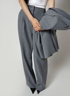 THE EFFORTLESS PANT™ | Aritzia Effortless Pant, Work Suits, Grey Trousers, Checked Blazer, Tailored Blazer, Work Wear Women, Twill Pants, Grey Pants, Style Mistakes