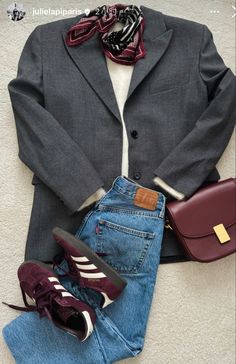 Mode Style Anglais, Looks Adidas, Looks Jeans, Burgundy Outfit, Look Adidas, Mode Casual, Autumn Outfit