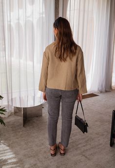 Wrap yourself in luxurious comfort with the Tessa Cardigan featuring golden buttons and a wrap front. This stunning piece boasts long, slightly wide sleeves and a straight cut in a tweed-effect material. This Tessa Cardigan also comes in Black Our models are also wearing the Light Grey Julien Jeans and the Black Jama Bag Sizes: S / M / L S: Length 21.3 in - Width 21.3 in M: Length 21.7 in - Width 21.7 in L: Length 22.4 in - Width 22.4 in 70% Polyester - 30% Cotton Washing: handwash only Linen V-neck Outerwear For Work, Chic Linen Outerwear For Layering, Linen Cardigan For Workwear In Fall, Fall Workwear Linen Cardigan, Winter Workwear Linen Cardigan, Linen Long Sleeve Cardigan For Office, Loose Sleeves, Dark Beige, Wide Sleeves