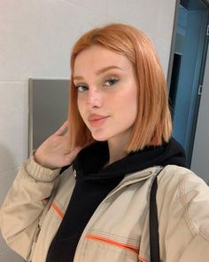 Orange To Blonde Hair, Orange Hair Color Ideas, Short Copper Hair, Caramel Hair Color Ideas, Orange Hair Color, Stacked Haircut, Caramel Hair Color, Woman Picture, Cheveux Oranges