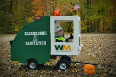 Here's an awesome garbage truck costume with working lights! #Halloween #Costumes Garbage Man Costume, Birthday Party Ideas Halloween, Wagon Costume, Garbage Truck Birthday Party, Truck Birthday Party Ideas, Garbage Truck Birthday, Halloween Party Essentials, Party Ideas Halloween