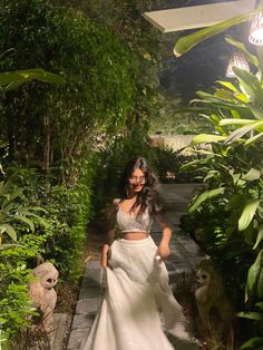 Insta Photo Ideas Desi, Indian Poses Photo Ideas, Traditional Dresses Photoshoot Poses, Traditional Girl Aesthetic, Indian Outfit Poses, Traditional Outfit Poses, Traditional Poses For Women, Aesthetic Girl Indian