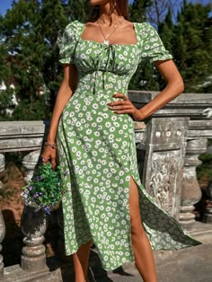 Printed Dress Aesthetic, Dress Outfits Flowers, Summer Dress Short Sleeve, Cute Dresses For Summer Short, A Line Dress Aesthetic, Floral Prints Outfit, Green Floral Sundress, Floral Dresses Outfit, Floral Dress For Women