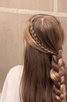 Cute Fair Hairstyle, Astetic Hair Styles, Open Hair Curls Hairstyle, Cute Aesthetic Outfits For School, Pe Hairstyles, Cute Hairstyles Ideas, Cute Winter Hairstyles, Pinterest Hairstyles, Cute Hairstyle Ideas