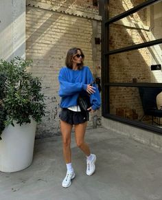 Chique Outfits, Athleisure Outfits, Mode Inspiration, Sweater And Shorts, Gym Outfit, Black Shorts, Look Fashion, Classy Outfits