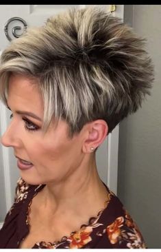 Spiky Hairstyles For Women, Hair Dye Videos, Spiky Hairstyles, Short Hair Up, Edgy Pixie Haircuts, Chic Short Hair, Short Hair Ideas, Men Hair Color, Pixie Haircut For Thick Hair