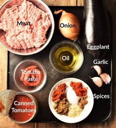 the ingredients for an easy meat recipe are shown in separate bowls on a black tray