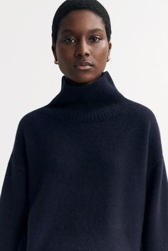 Oversized chunky knit turtleneck sweater in 100% cashmere. - Chunky knit - Relaxed fit - True to size - 5 gg - 6 ply - 100% Cashmere Model is wearing size S and is 177 cm tall. Navy Cashmere Sweater, Aw 23, Sweater Plus Size, Sweater Plus, Designer Pieces, Oversized Turtleneck, Knit Turtleneck, Knit Turtleneck Sweater, Cashmere Turtleneck